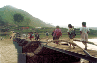 Niños de la aldea Maosi en la provincia de Gansu (China) atraviesan el puente, que ellos mismos ayudaron a construir, para ir a la escuela sin peligro. (Cortesía de INDEX Awards)