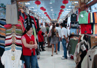 Tourists flock to Beijing’s Silk Market each day in search of bargains. (Photo WIPO/EM)