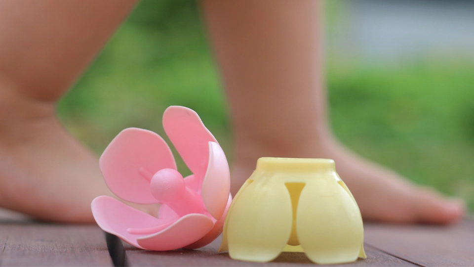 赤ちゃんをご機嫌に: おしゃぶりの特許取得と市場投入を目指す父親と、おしゃぶりを卒業した幼い娘 赤ちゃんをご機嫌に: おしゃぶりの特許取得と市場投入を目指す父親と、おしゃぶりを卒業した幼い娘